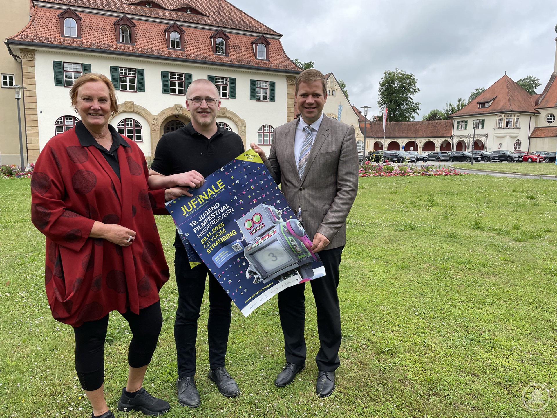 Stellten das Jahresprogramm vor, zu dem auch wieder das beliebte Jugendfilmfest JUFINALE im Herbst gehört (v.l.): Geschäftsführerin Anne Waechter, Vorsitzender Johannes Schlieter und Bezirkstagspräsident Dr. Olaf Heinrich.
