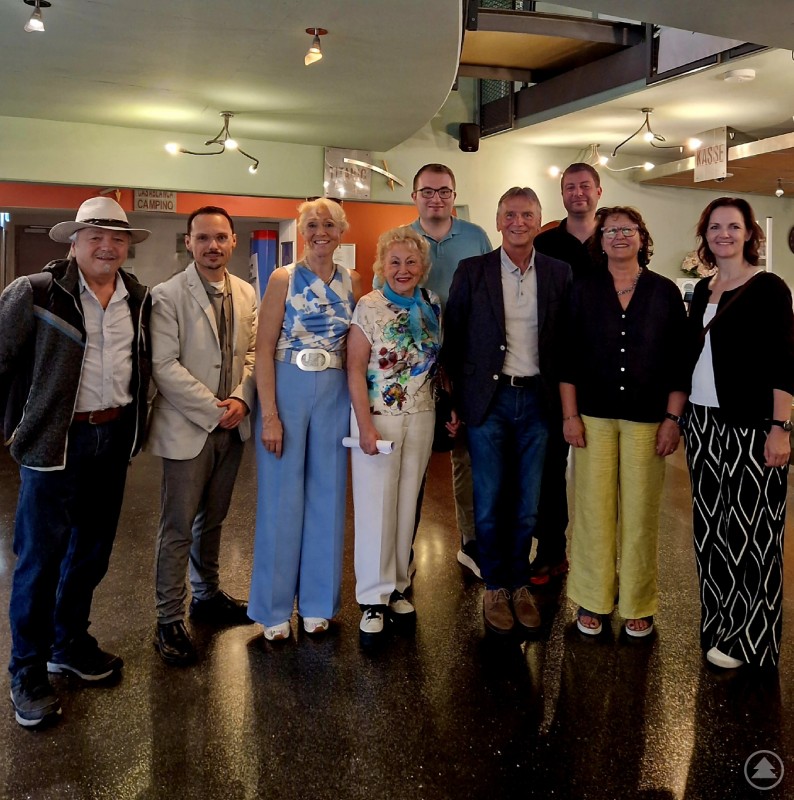 Die Gäste freuten sich über die interessante Veranstaltung im Lichtspielhaus Deggendorf. (v.l.n.r.: Gerhard Kufner, Roland Kufner, Sabine Rössert-Koye, Roswitha Kaufmann, Patrick Buchner, Prof. Dr. Horst Kunhardt, Florian Habereder, Eva Schattenfroh, Waltraud Eder) Neun Personen stehen in einem beleuchteten Foyer des Lichtspielhauses Deggendorf, freundlich lächelnd in die Kamera.