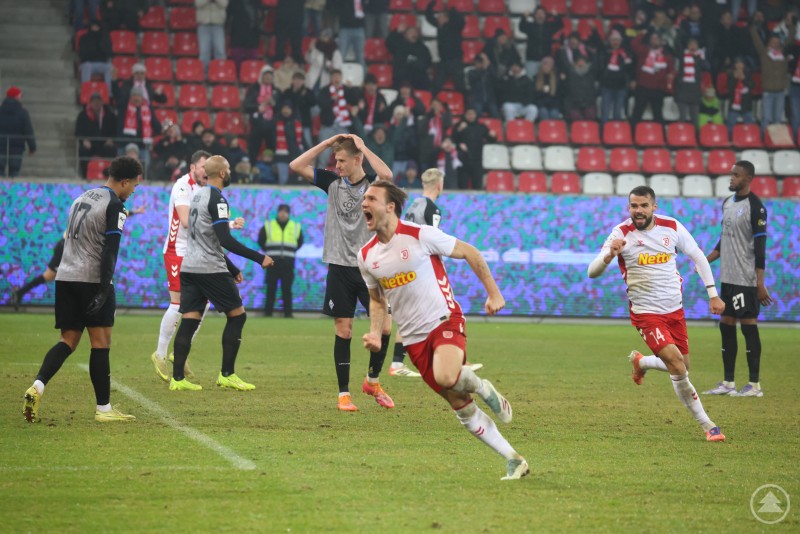 Großer Jubel nach einem Treffer des SSV Jahn Regensburg. Ein Spieler des SSV Jahn Regensburg jubelt nach einem Tor ausgelassen, während Spieler des SV Waldhof Mannheim enttäuscht reagieren.