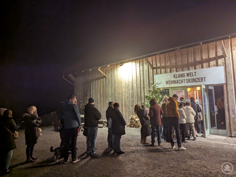 Das Weihnachtskonzert der Musikschule Klangwelt lockte viele Gäste zum Wildberghof. Gäste beim Einlass ins Weihnachtskonzert