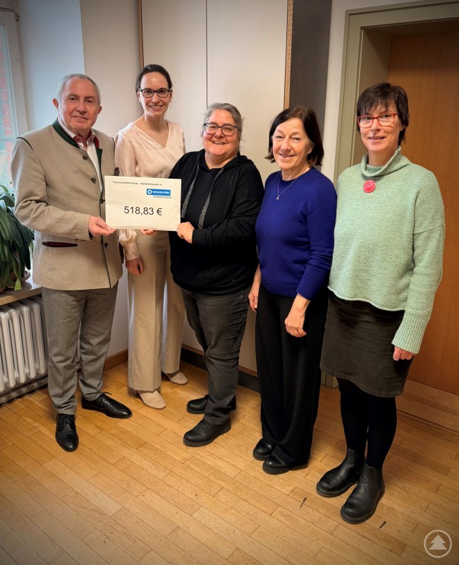 Von links: Dr. Christian Baumgartner (Außenstellenleiter Weißer Ring), Jana Straub (Stellvertretende Außenstellenleiterin Weißer Ring), Sabine Schmid-Recha (Vorsitzende PR Stadt Passau), Renate Schreiner, Ulrike Edlbauer (beide PR Stadt Passau). Fünf Personen stehen nebeneinander in einem hellen Raum und halten gemeinsam ein Spendenschild mit dem Betrag von 518,83 Euro in die Kamera. Alle lächeln freundlich.