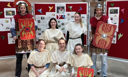 Bunter R&ouml;mertag am LLG bringt die Antike in die Aula