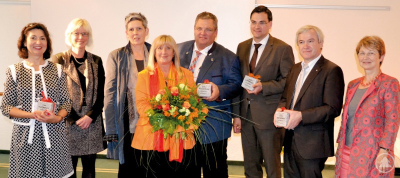 Freuten sich über erfolgreiche zehn Jahre wild&weiblich (v.l.): das frisch adaptierte Vereinsmitglied und Vorsitzende der Festspiele Europäische Wochen, Vorsitzende Rosemarie Weber, die stellvertretenden Vereinsvorsitzenden Birgit Esker und Barbara Dankesreiter, Vereinsvorsitzende Roswitha Prasser, Bürgermeister Max Niedermeier, FRG-Landrat Sebastian Gruber, Hans Meyer von der IHK für Niederbayern in Passau und Gerlinde Kaupa, stellvertretende Landrätin von Passau.