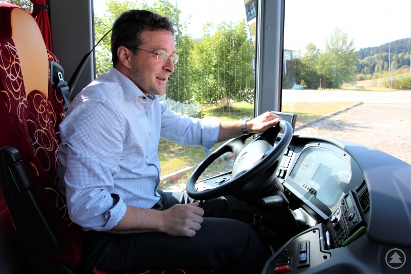 MdL Max Gibis bei seiner Probefahrt im neuen Linienbus von Busunternehmer Björn Seine.