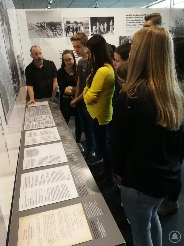 Bei einer engagierten Führung durch die Ausstellung „Topographie des Terrors“ wurden die Freyunger Schülerinnen und Schüler für die Mechanismen des Terrors während des Nazi-Regimes sensibilisiert.