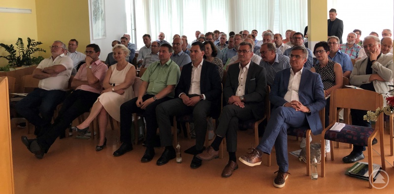 Vortrag Bürgermeisterkonferenz Rohrbach: Bezirkshauptfrau Dr. Wilbirg Mitterlehner (3. von links), der Rohrbacher Bürgermeistersprecher Wilfried Kellermann, Landrat Sebastian Gruber, FRGBürgermeistersprecher Josef Kern und der 2. Bürgermeister der Stadt Freyung Alexander Muthmann, MdL (von links nach rechts)