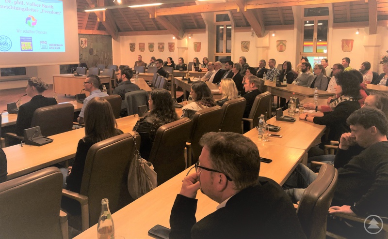 Gut gefüllte Reihen im großen Sitzungssaal des Landratsamtes bei der Infoveranstaltung zum Projekt „Wir schaffen Chancen“