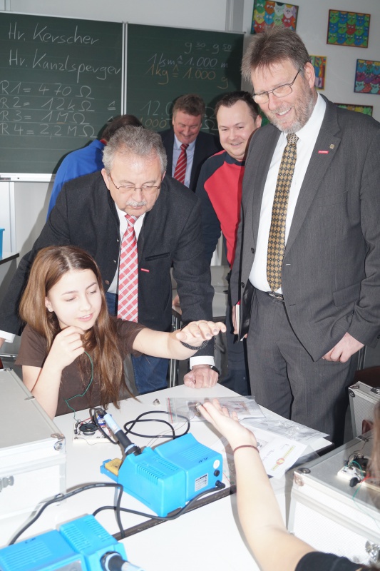 Landrat Josef Laumer und der Vorsitzende Kreishandwerksmeister Armin Stöckel (von links) an der Station der Innung für Elektro- und Informationstechnik.