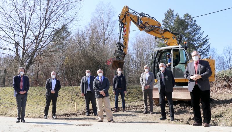 Über den weiteren Schritt zur Realisierung des Baugebiets Laimgrub II freuen sich Oberbürgermeister Jürgen Dupper (von rechts), Markus Fesl von der Pro Bau Ingenieur- und Rohrleitungsbau GmbH (im Bagger), Stadtrat Josef Reischl, Alfred Thral von der Stadtwerke Passau GmbH, Florian Landgraf von der Dienststelle Straßen- und Brückenbau, die Stadträte Siegfried Kapfer und Markus Sturm, Liegenschaftsreferent Walter Simader und Stadtrat Martin Burkert.
