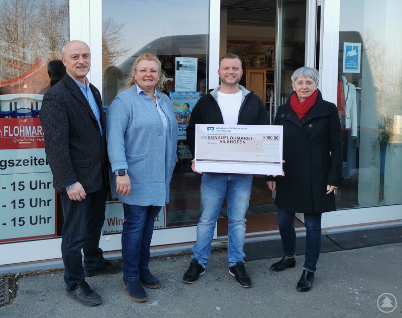 Dankbar nimmt Andreas Effenberger (Leiter des Lukas-Kern-Kinderheims, 2. von rechts) im Beisein von Sissi Geyer (Stadträtin und ehrenamtliche Verwaltungsrätin der Bürgerlichen Waisenhausstiftung, 1. von rechts) die Spende von Karl Segl (1. Vorstand Donauflohmarkt e.V.) und Renate Berger (ehrenamtliche Mitarbeiterin Donauflohmarkt) in Empfang.