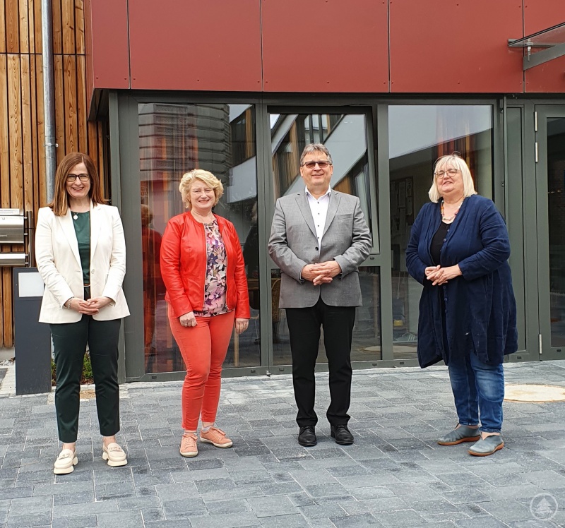 v.l.n.r.: Michaela Meindl (Einrichtungsleiterin Berufsbildungszentrum), Rita Hagl-Kehl (SPD-Bundestagsabgeordnete), Diakon Konrad Niederländer (Vorstand des Caritasverbandes für die Diözese Passau), Andrea Feitz (Schulleiterin Berufsbildungszentrum).