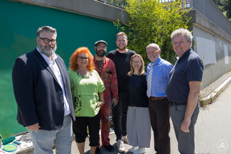 Bürgermeister Andreas Rother (v. l. n. r.) machte sich gemeinsam mit Stadträtin und weiterer Stellvertreterin des Oberbürgermeisters, Erika Träger, Kunstlehrer Florian Lechner, Fabian Edenharder, Schulleiterin der Montessori Fachoberschule Beate Jaursch, Stadtrat Siegfried Kapfer und Kulturamtsleiter Horst Matschiner vor Ort ein Bild von den Arbeiten.