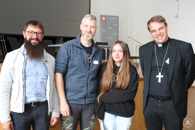 In der Begleitung junger Leute ist „existenzielles Hören“ von zentraler Bedeutung. Beim Fachtag der katholischen Erziehungshilfen: Bischof Dr. Stefan Oster mit (v.li) Wolfgang Gaßler, Leiter Kinder- und Jugendhilfe im Caritas-Kreisverband Freyung-Grafenau, Martin Duckstein, heilpädagogische Caritas-Wohngruppe St. Vito in Schönberg und die Schülerin Sabrina.