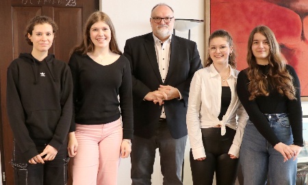 Oberbürgermeister spricht mit Realschülerinnen über das Thema „Verlorene Heimat“