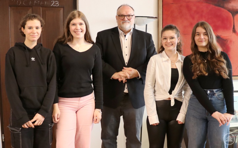 Mit Oberbürgermeister Jürgen Dupper hatten Shona Robl (von links), Clara Runge, Lena Jarosch und Verena Krauß einen interessanten Gesprächspartner.