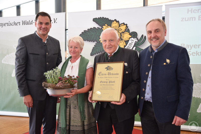 Präsident Sebastian Gruber (l.) und geschäftsführender Vorsitzender Markus Kerner (r.) nahmen den neuen Ehrenvorsitzenden, Georg Pletl, und seine Frau Annemarie in ihre Mitte. Fotos: Lang