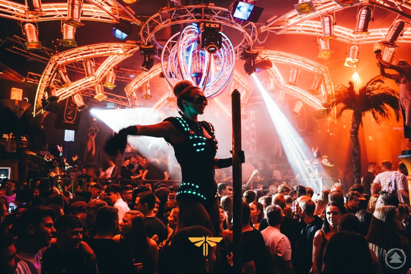 Stelzenläufer und Tänzer im Nightlight