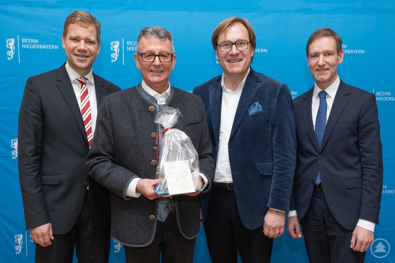 Dankten Dr. Maximilian Seefelder (2. von links) für seine tolle Arbeit und wünschten ihm für die Zukunft alles Gute: Bezirkstagspräsident Dr. Olaf Heinrich (von links), Bezirkstagsvizepräsident Dr. Thomas Pröckl und Regierungspräsident Rainer Haselbeck.