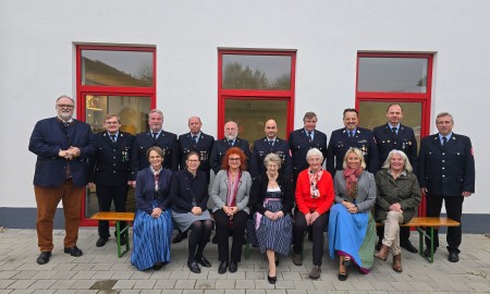 Fahnenmüttertreffen der Passauer Feuerwehren in Schalding links