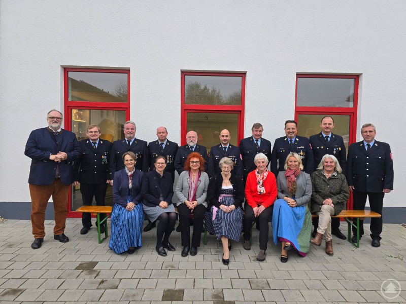 Oberbürgermeister Jürgen Dupper (2. Reihe erster von links) zusammen mit den Vereinsvorständen um den Stadtfeuerwehrverbandsvorsitzenden Andreas Wimmer (2. Reihe erster von rechts) und die Fahnenmütter (1. Reihe von links) LZ Innstadt Elisabeth Vogl, FF Grubweg Bettina Sturm, FF Hals Erika Träger, FF Schaldling r. d. Donau Annemarie Ratzer, FF Haarschedl Maria Lüftl, FF Heining Kathrin Gruber, FF Gaissa Anni Köberl