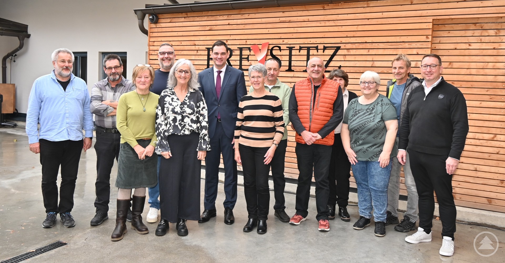 Dank und Anerkennung für Jahrzehnte des Engagements sprachen Landrat Sebastian Gruber (Mitte) und Personalratsvorsitzender Alexander Bertelshofer (rechts) den langjährigen Mitarbeiterinnen und Mitarbeitern aus.
