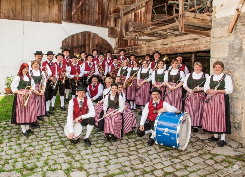 Zum Tanz spielen die Hofmarkkapelle Haus i. Wald, … dreifluessegau_pm_balldertracht2024_3.jpg