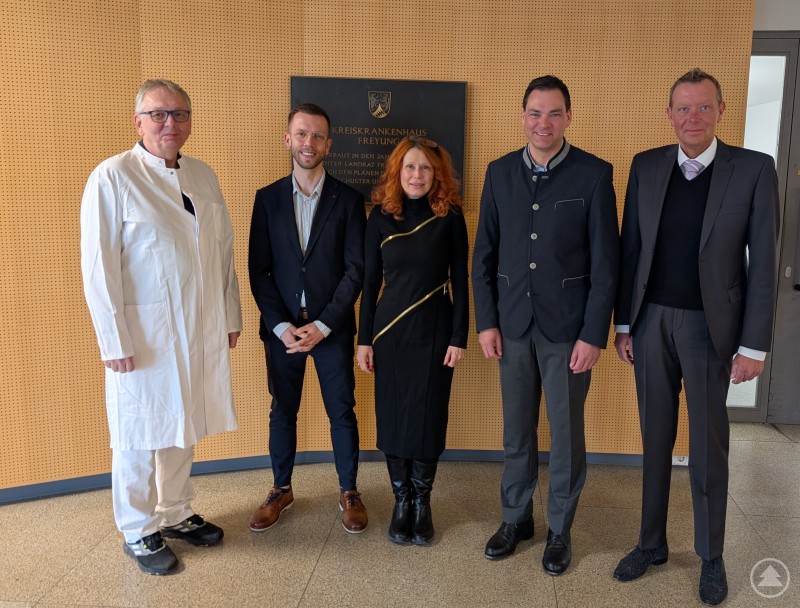 Geschäftsführer Marcus Plaschke (1. v. re.), Landrat und Aufsichtsratsvorsitzender Sebastian Gruber (2. v. re.) sowie Ärztlicher Direktor Dr. Thomas Motzek-Noé (1. v. li,) begrüßen die beiden neuen Chefärzte Dr. Dragana Jerkovic (Radiologie) und Dr. Koen Heerschop (Anästhesie & Intensivmedizin). neue CÄ Anästhesie und Radiologie.jpg