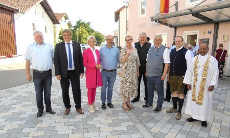 Einladender Dorfplatz mit hoher Aufenthaltsqualität in Uttigkofen