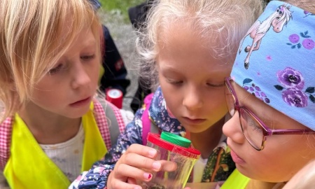 Alles unter die Becherlupe genommen: Schulanfänger auf Abenteuerreise