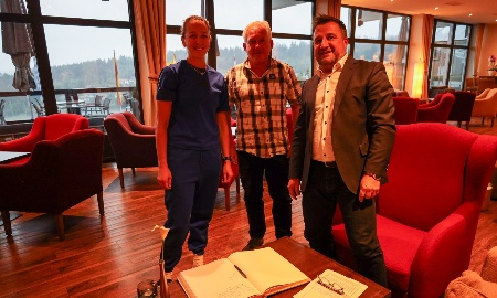 Deutsche Biathlon-Mannschaft trägt sich ins Goldene Buch von Zwiesel ein