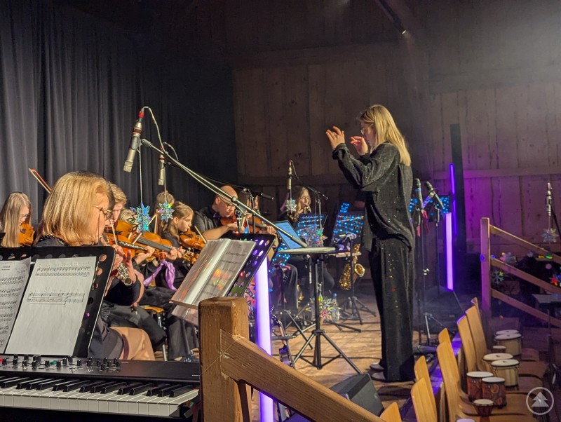 Orchester mit Dirigentin beim Weihnachtskonzert der Musikschule Klangwelt aus Deggendorf