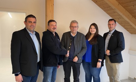 Eine breite Palette an IT-L&ouml;sungen: Landrat Josef Laumer besucht FrankeDATA in Wiesenfelden