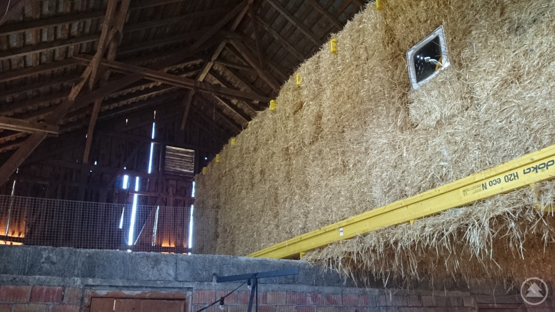 Die Gruppe vor dem verlassenen Hof in der Ortsmitte, dessen Stadel durch die „Holzbox“ darin für innovatives, junges Wohnen umfunktioniert wurde. Sie bietet rund 33m² mit Wohn-/Schlafbereich, kleiner Bürozeile, Küche und Dusche/WC