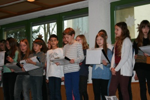 Realsch&uuml;ler gestalten Adventsfeier im Wohn- und Pflegezentrum